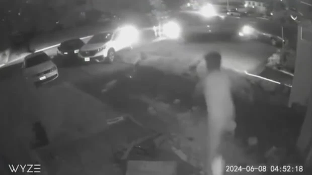 Video shows thieves ramming truck into car in Brampton driveway