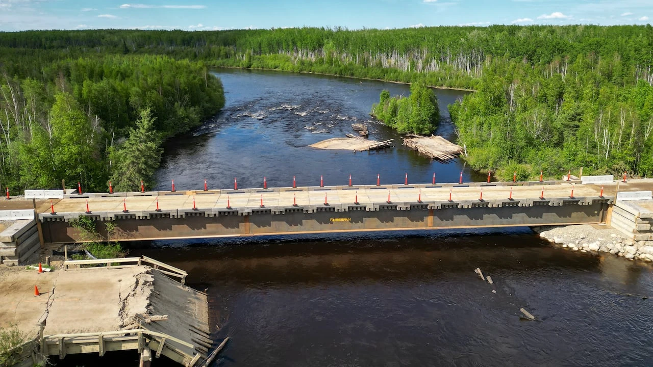 New temporary bridge built in Pinehouse, Sask., after main bridge collapse