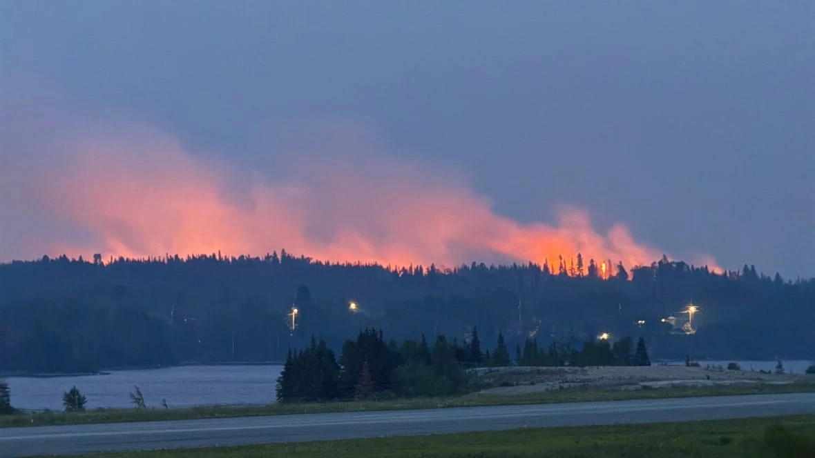 Garden Hill issues full-scale evacuation after wildfire enters northern Manitoba community