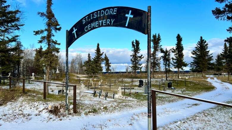 Concerned Fort Smith, N.W.T., residents call for completion of cemetery fence