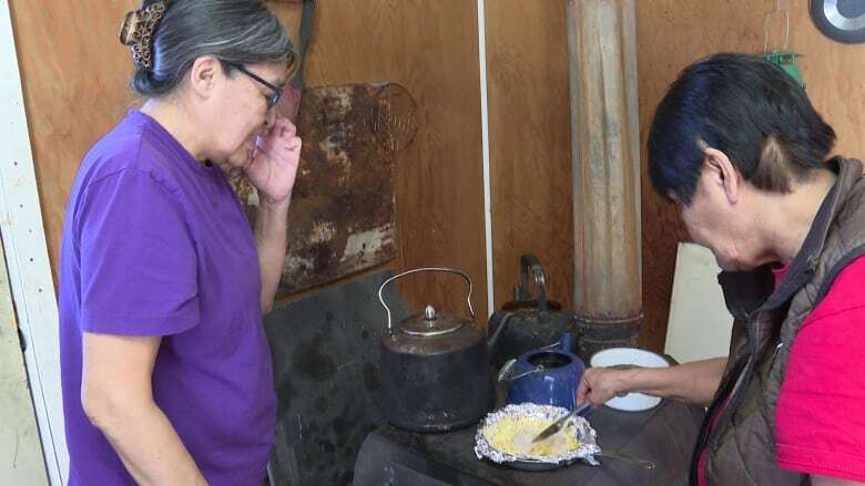 Knowledge of traditional medicines passed on at workshops in Aklavik, N.W.T.