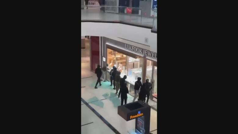 Police arrest 6 after smash-and-grab at Markham jewelry store caught on video