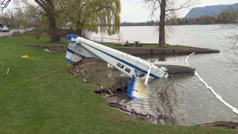 Man dead after seaplane flips during takeoff on Montreal's South Shore