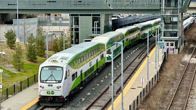 How a major rail stoppage would impact goods at Hamilton port, local GO train service