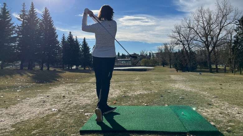 Calgary golfers tee off in November thanks to double-digit temperatures