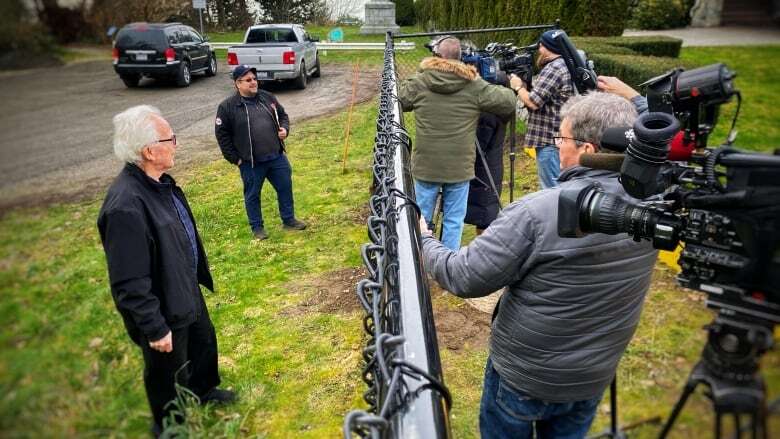 Short chain-link fence separating Canada from U.S. in Delta, B.C., not needed, mayor says