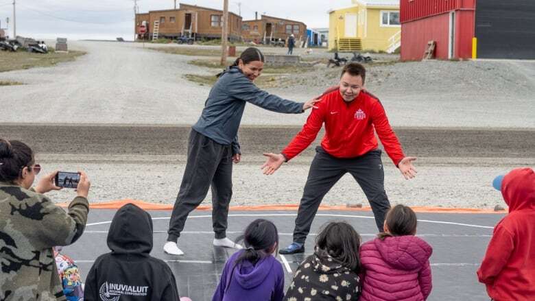 Inuit wrestling match brings all ages to the mat in Ulukhaktok, N.W.T.