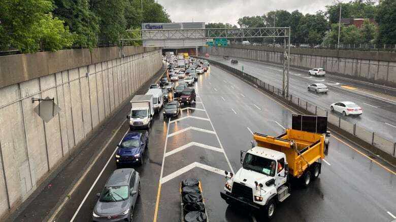 Heavy rain closes Décarie Expressway, causing major traffic for rush hour