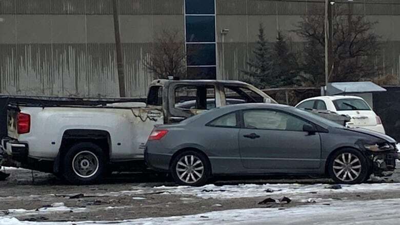 Toronto police investigating tow truck on fire in Scarborough parking lot