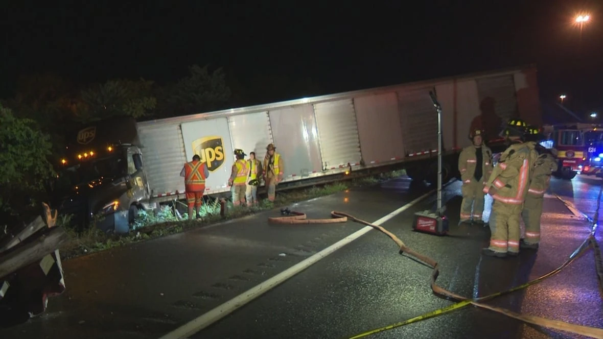 Lane closed on Highway 403 near Main Street in Hamilton after tractor-trailer crash