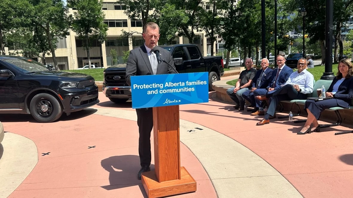 Alberta names provincial police force, appoints former Calgary officer as first chief