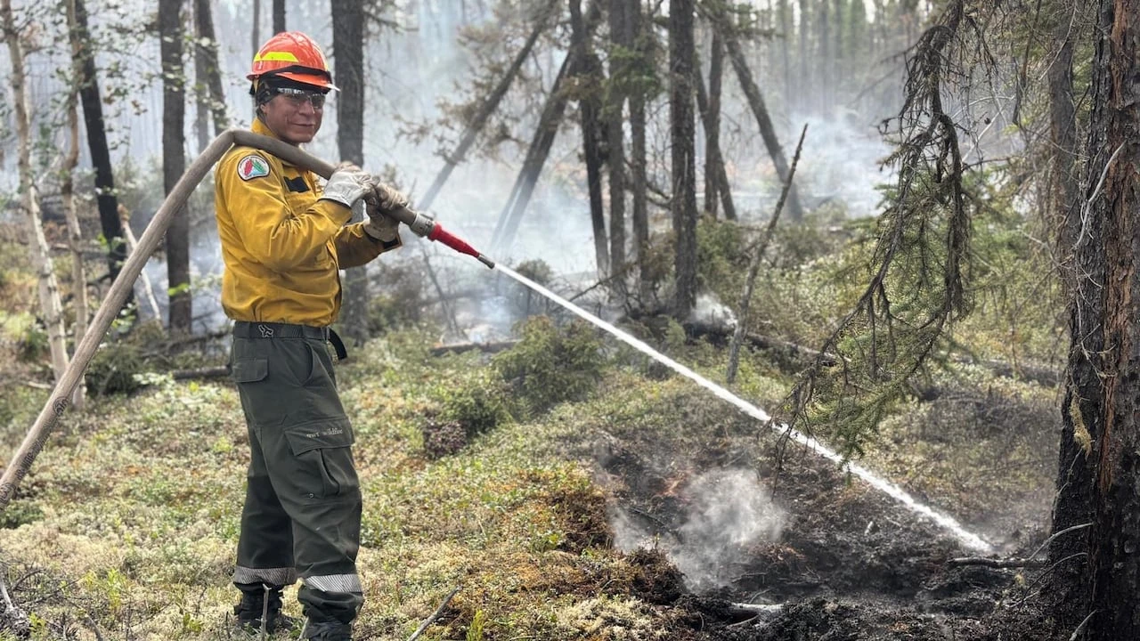 Shifting winds around Wrigley, N.W.T., causing fire to 'hiccup'