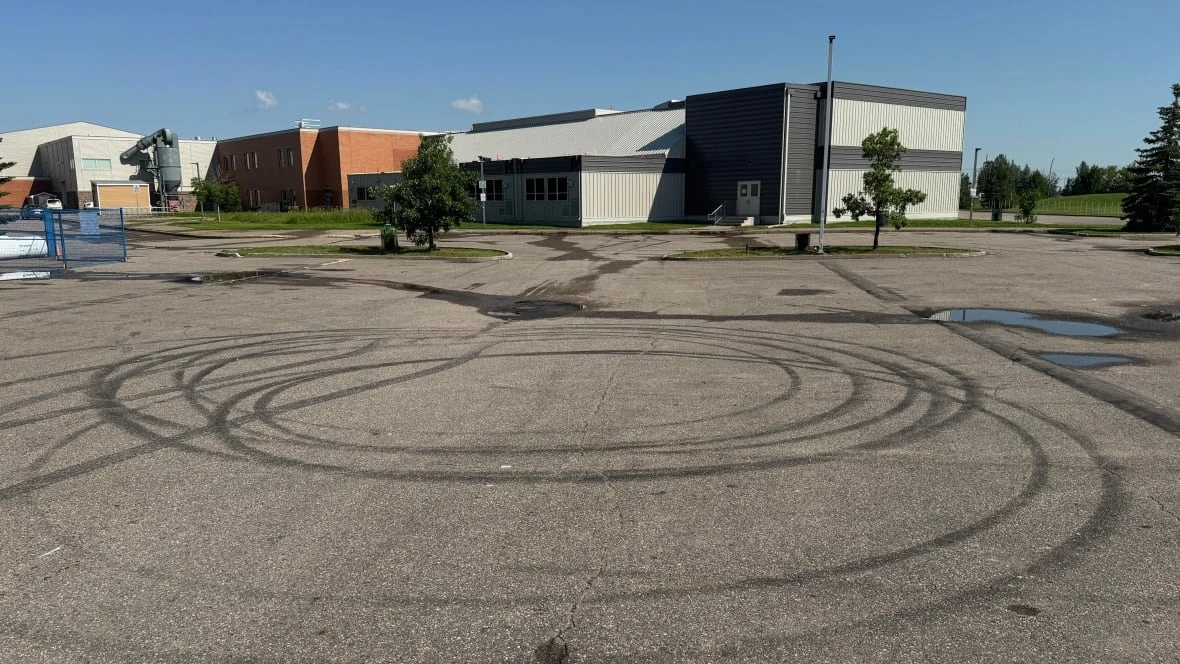 Saskatoon police investigate hit and run that sent 18-year-old to hospital
