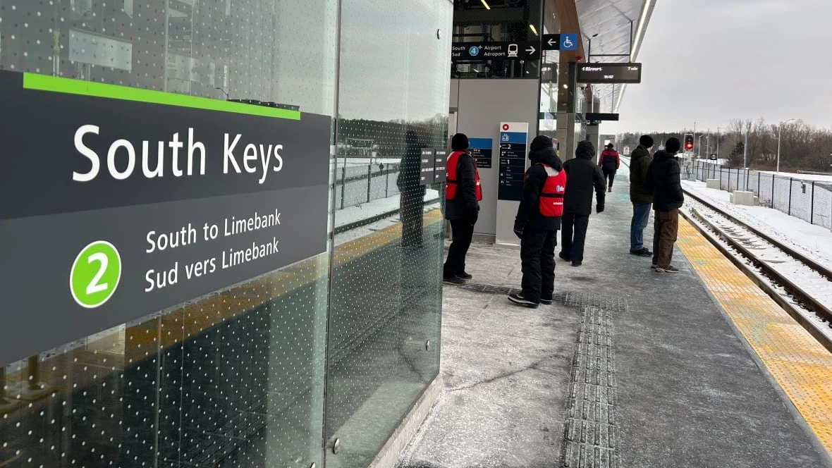 Line 2 delayed at South Keys Station, 1 platform operating