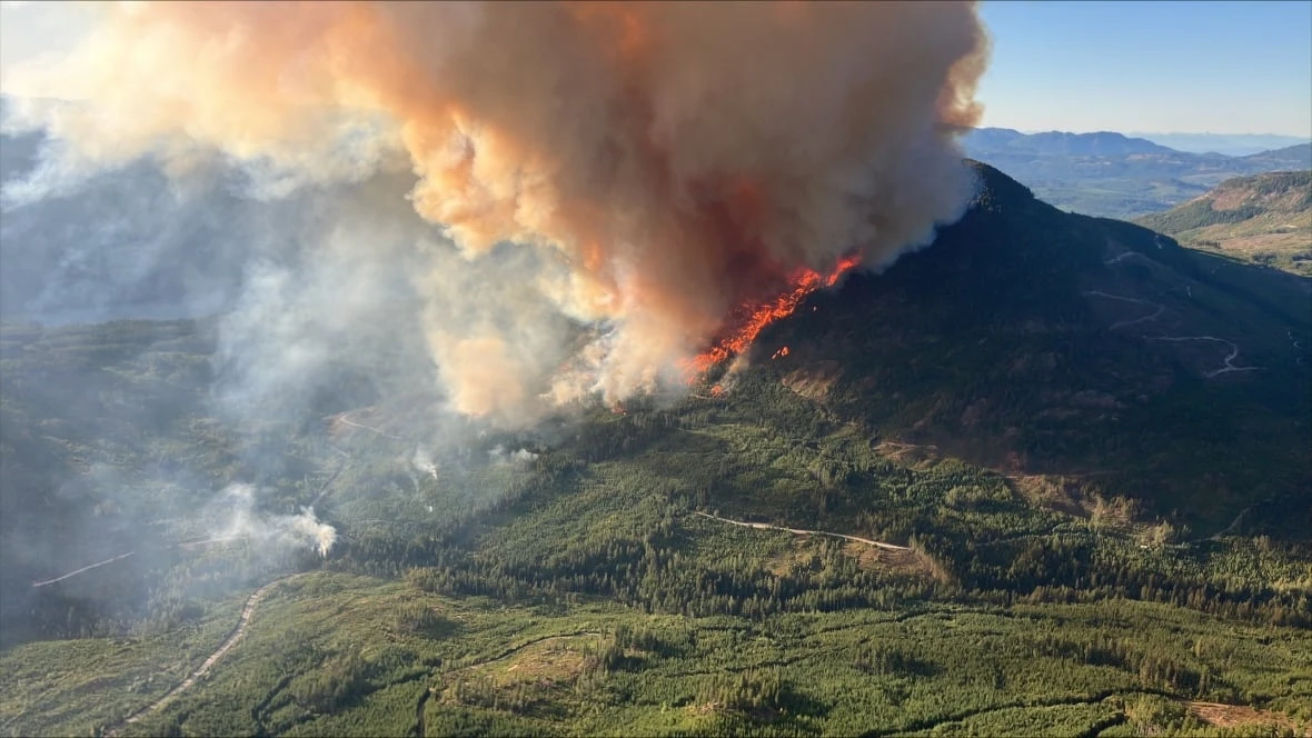 Up to 300 people evacuated from Vancouver Island campground for rapidly-growing wildfire