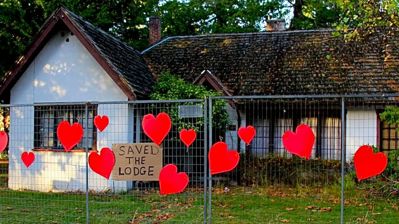 Qualicum Beach volunteers restore town's historic St. Andrews Lodge