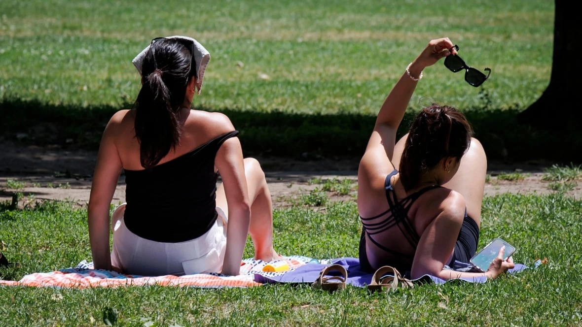 Scorching temperatures keep hammering GTA, heat warning expected to end Tuesday night