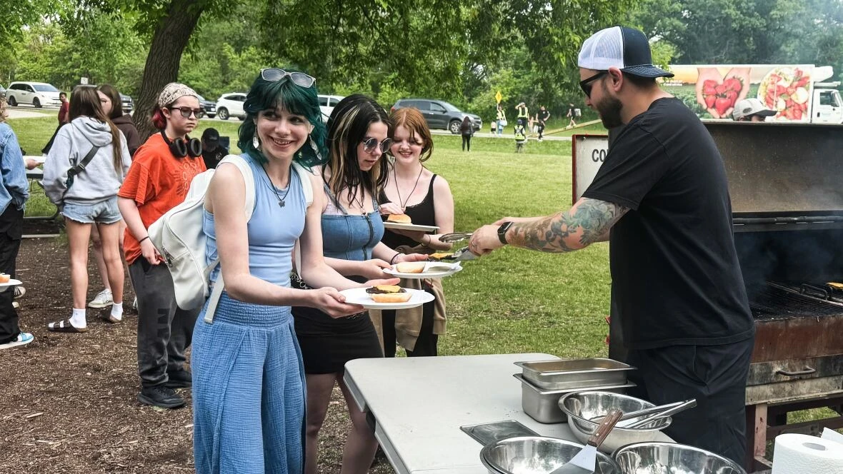 Flin Flon wildfire evacuees gather at Assiniboine park for barbecue