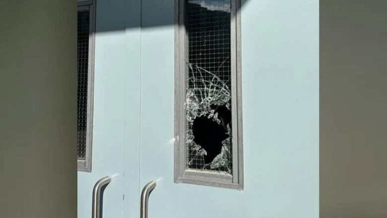 'Enough is enough' Jewish groups say after rock smashes synagogue window in London, Ont.