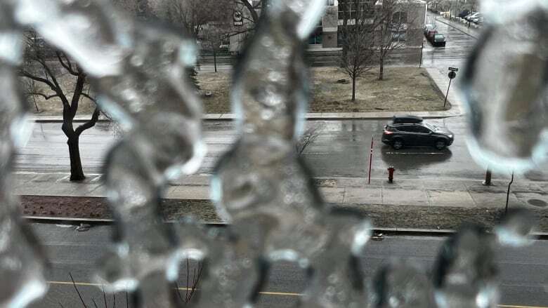 Flash freeze, blustery winds expected after spring-like weather in Montreal