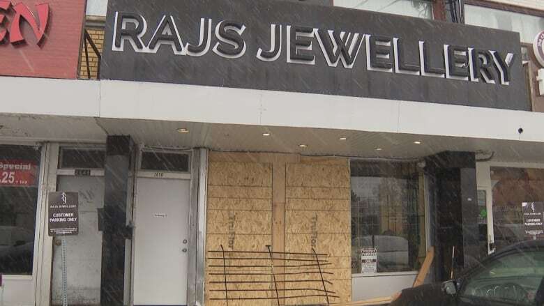 Robbers crash truck into Rexdale jewelry store, steal merchandise, police say