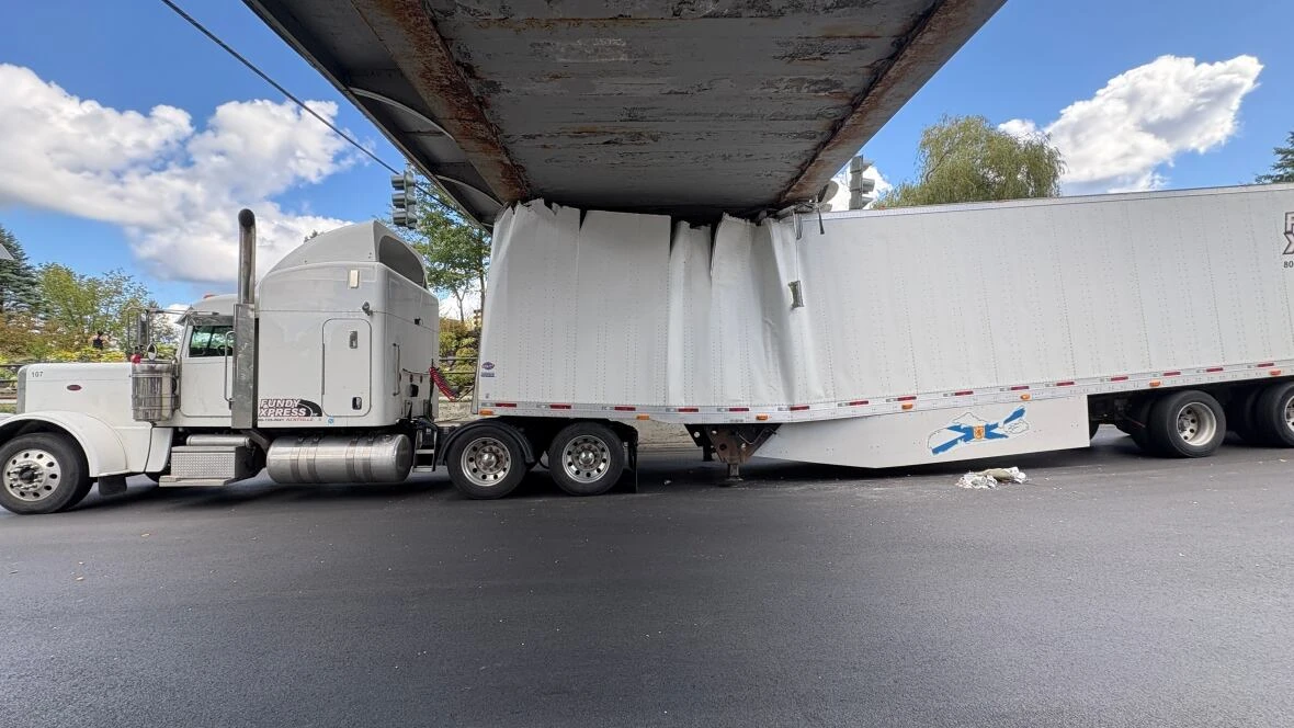 Traffic lightning strikes twice, as 2 big rigs hit Fredericton pedestrian overpass in 1 week