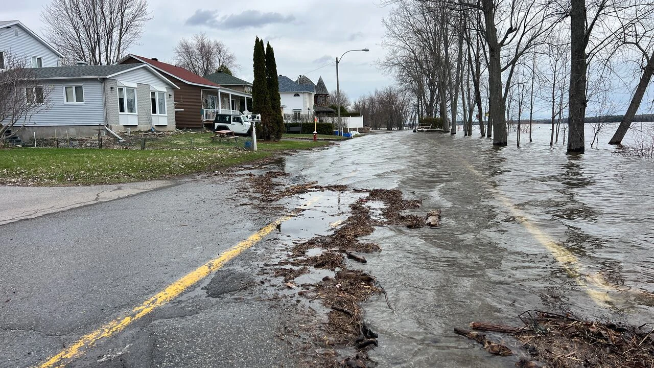 Water levels could peak in Gatineau on Monday, evacuations underway elsewhere