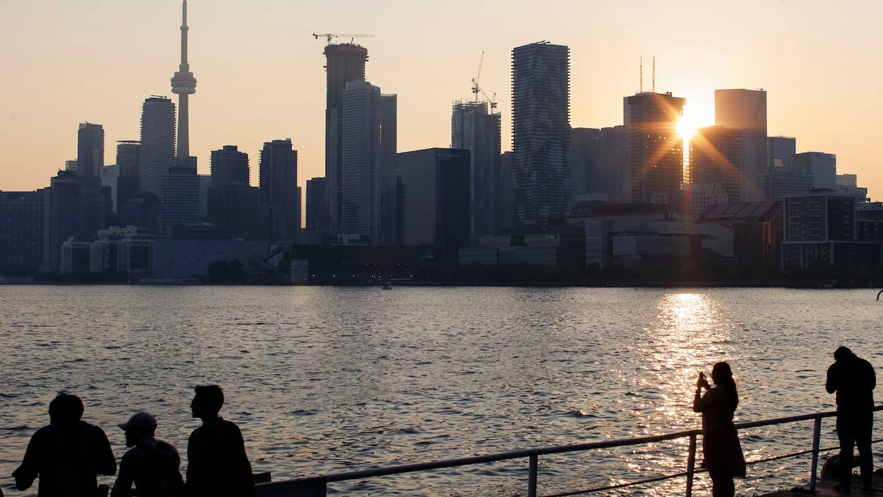Heat warning for Toronto extended through Saturday: Environment Canada