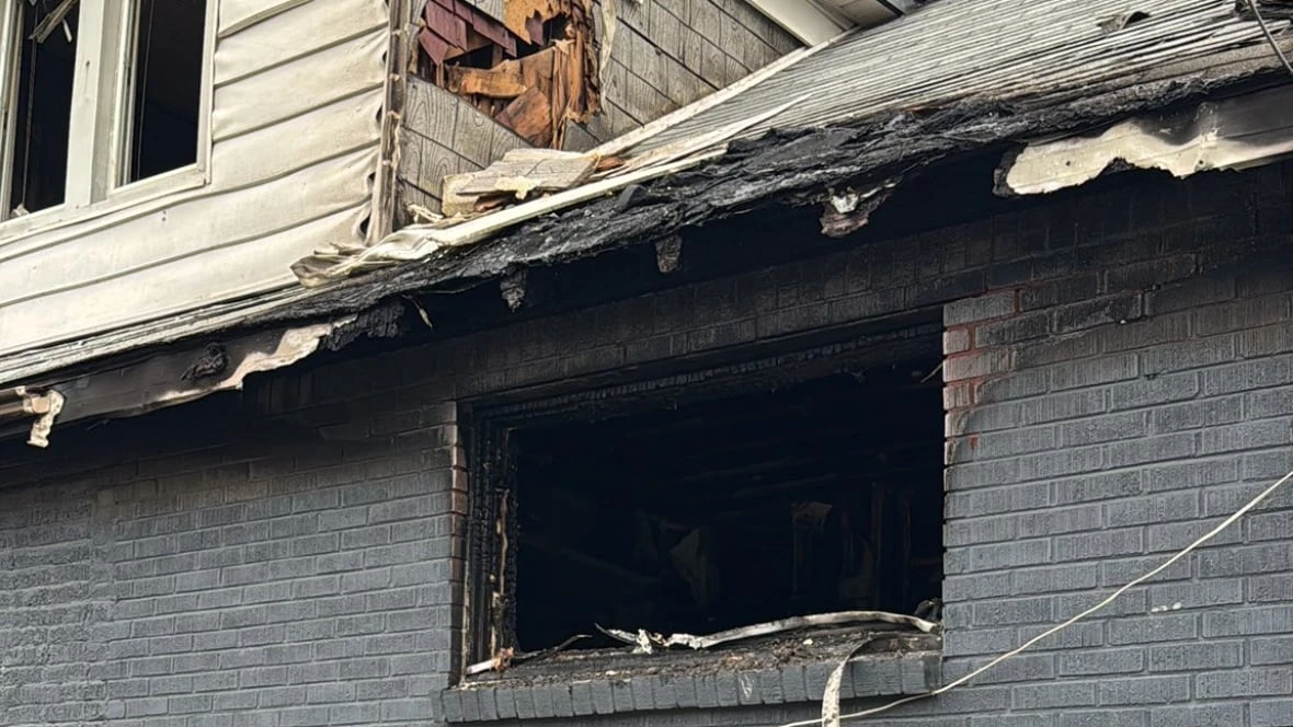 8 people displaced in Windsor house fire