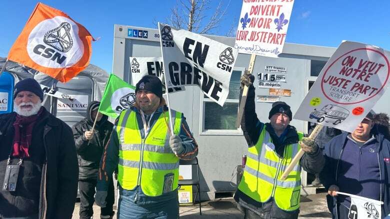 Almost 4 months into Montreal school bus strike, frustrated parents want government action