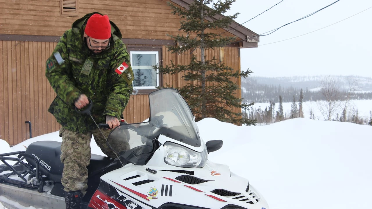 Rangers, instructors share navigational skills during training in Wekweèti, N.W.T.