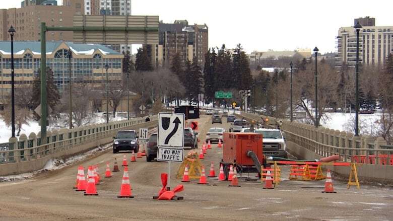 Saskatoon's University Bridge partly reopened after encampment fire damaged sewage pipes