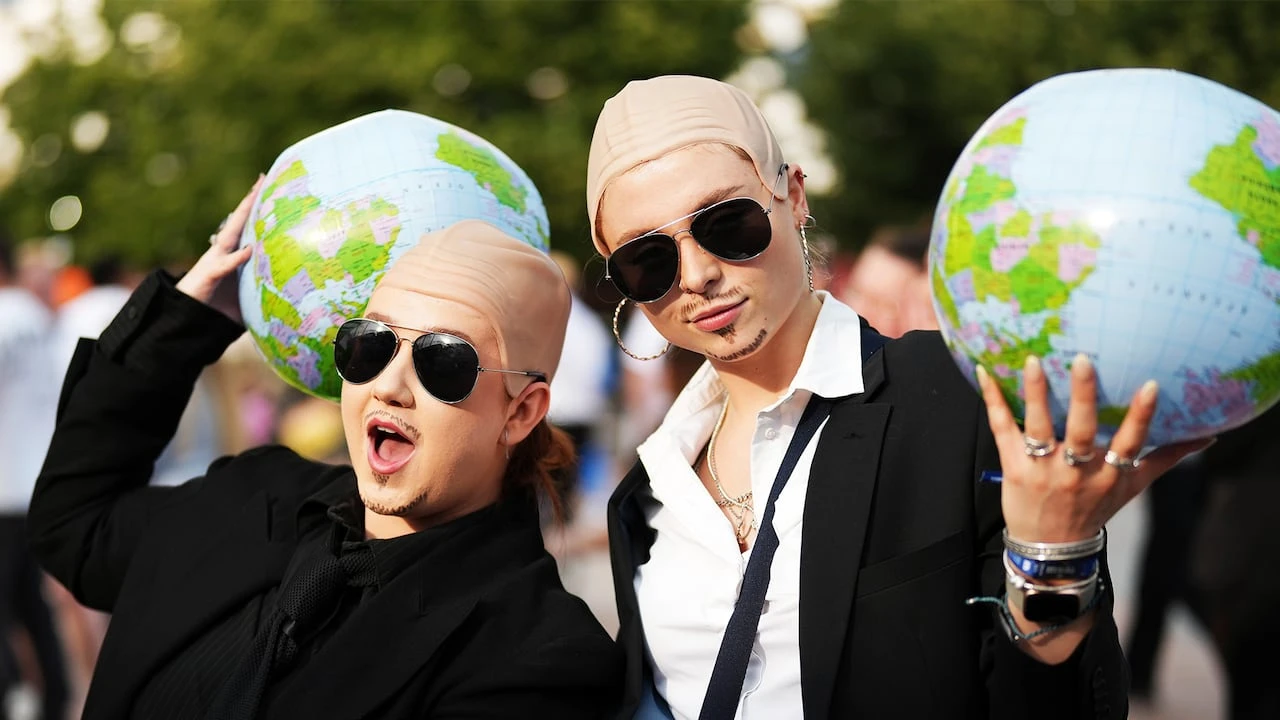 #TheMoment fans dressed up like Pitbull at his London concert