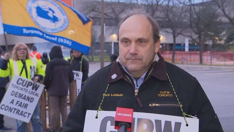 Canada Post workers can't survive on current wages, Toronto union president says as strike begins