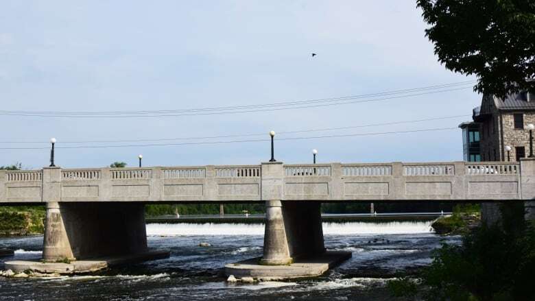 'Nothing could survive in there': Silt build up choking Grand River near Parkhill Dam, causing concern