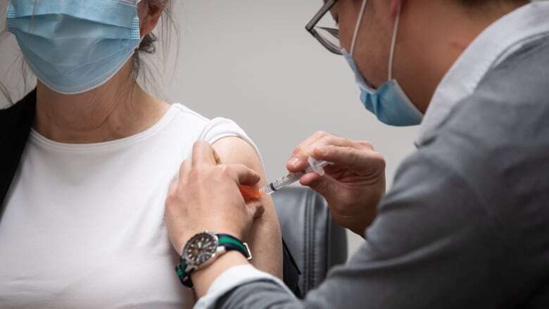 B.C. breaks 1-day vaccination record with 82,000 COVID-19 and flu shots administered