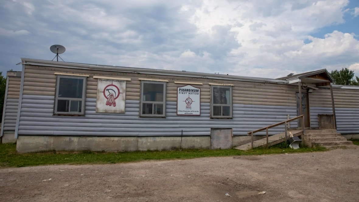 Pikangikum First Nation faces power outage amid evacuation prompted by nearby wildfire