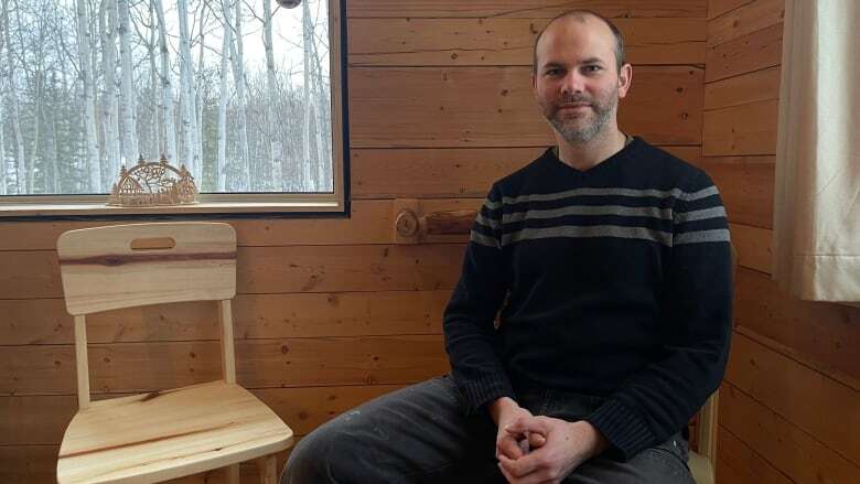 Yukoner makes chairs from fire-killed wood, as association pushes for easier access to deadwood