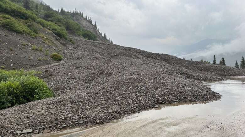 Rockslide closes part of South Klondike Highway, leaving travellers stranded