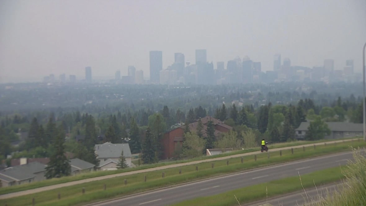 Smoke blankets Calgary area as air quality warning urges caution