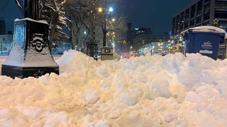 Southern Manitoba digs out, cancels classes after big snow dump