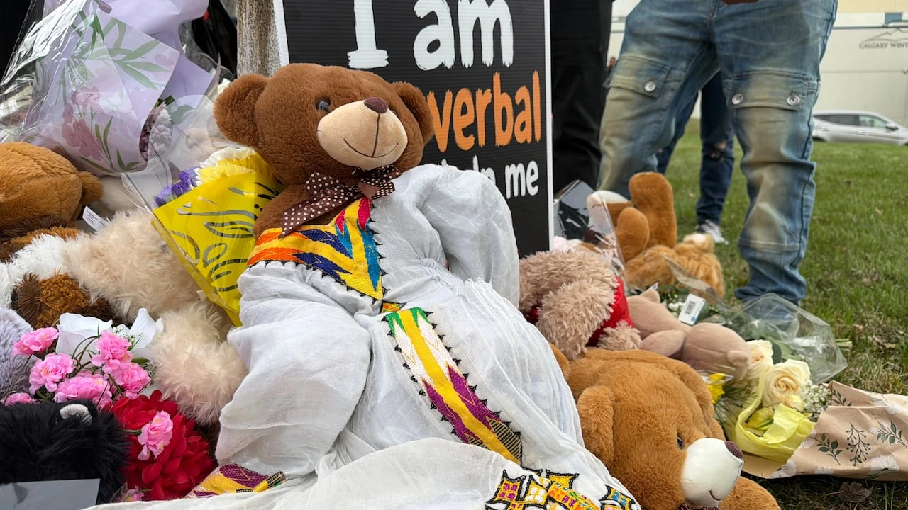 Crowd mourns 2 young children at candlelight vigil in Calgary Friday night