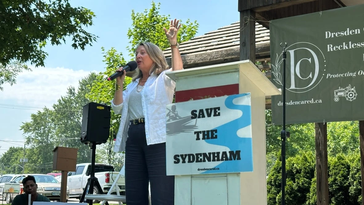 Scores gather in protest over Dresden, Ont., landfill project