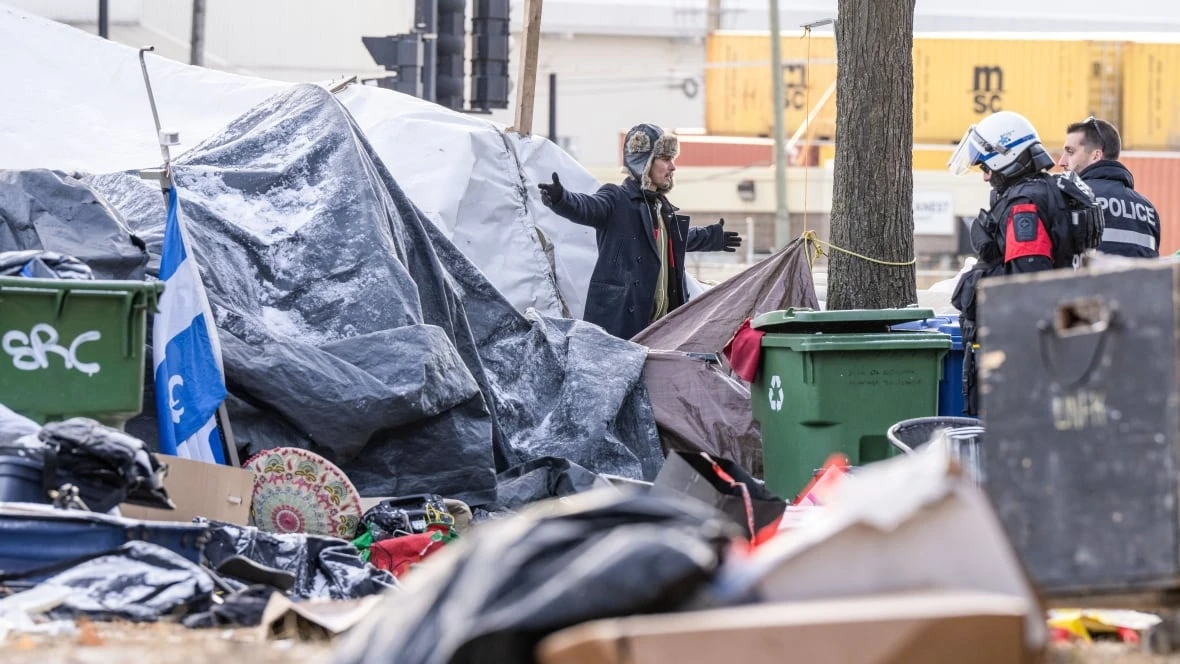 Montreal should stop dismantling homeless encampments, public consultation office says