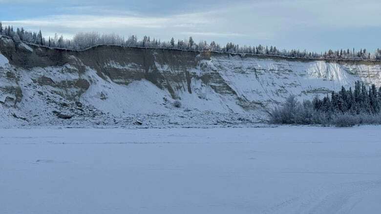 Landslide north of Whitehorse caused 'tsunami' on ice-covered Takhini River, geologist says