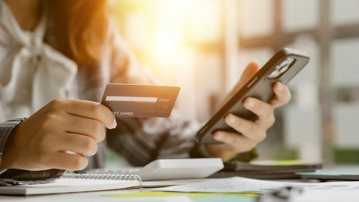 3 victims gave a stranger their bank and credit cards, prompting a warning from Guelph police