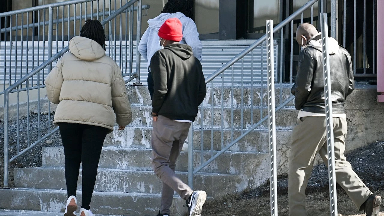 Refugee claims rise at Lacolle, Que., border despite overall drop in asylum seekers entering Canada