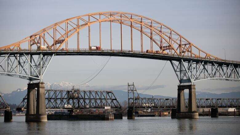 5-vehicle crash closes Pattullo Bridge between New Westminster and Surrey, police say