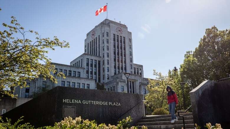 Man arrested after attempted arson outside Vancouver City Hall