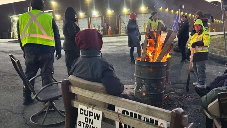 Disgusted Canada Post strikers maintain picket line until the last minute before returning to work